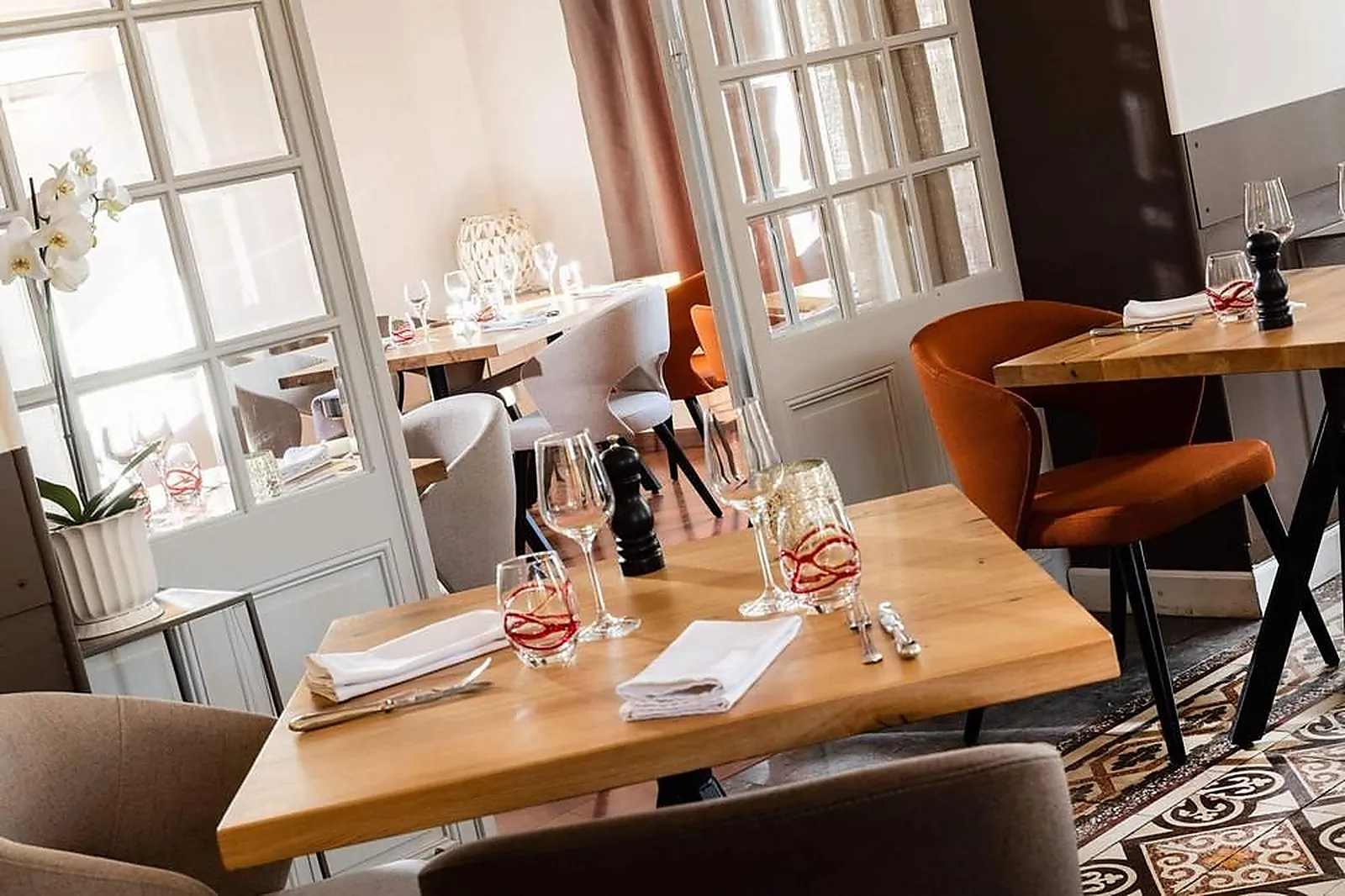Cafés et Restaurants, RESTAURANTS - SORGUES (VAUCLUSE) : LA TABLE DE SORGUES