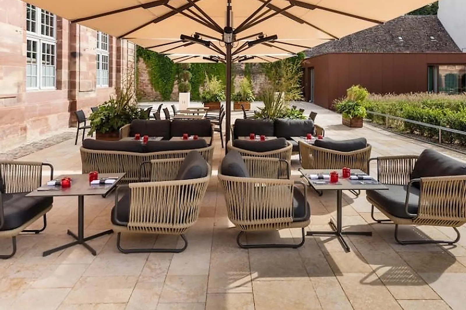 Cafés et Restaurants, RESTAURANTS - STRASBOURG (BAS-RHIN) : LES HARAS BRASSERIE