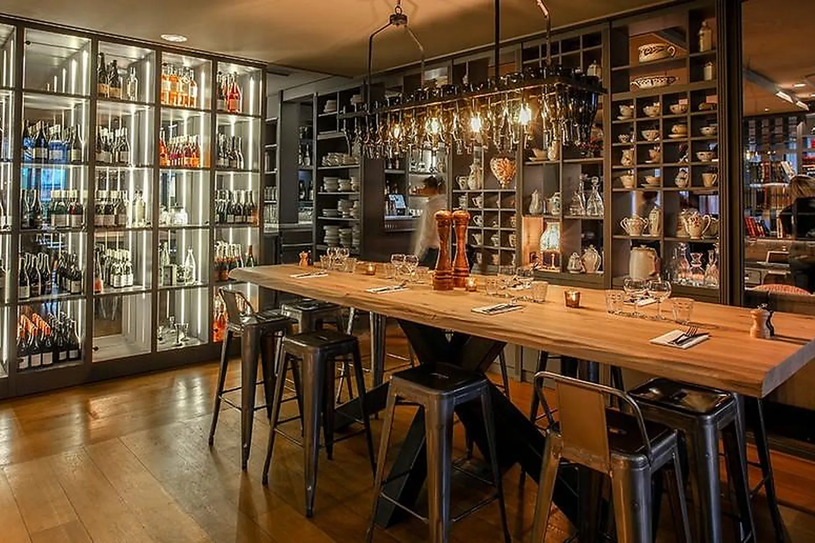 Cafés et Restaurants, RESTAURANTS - SURESNES (HAUTS-DE-SEINE) : MACAILLE