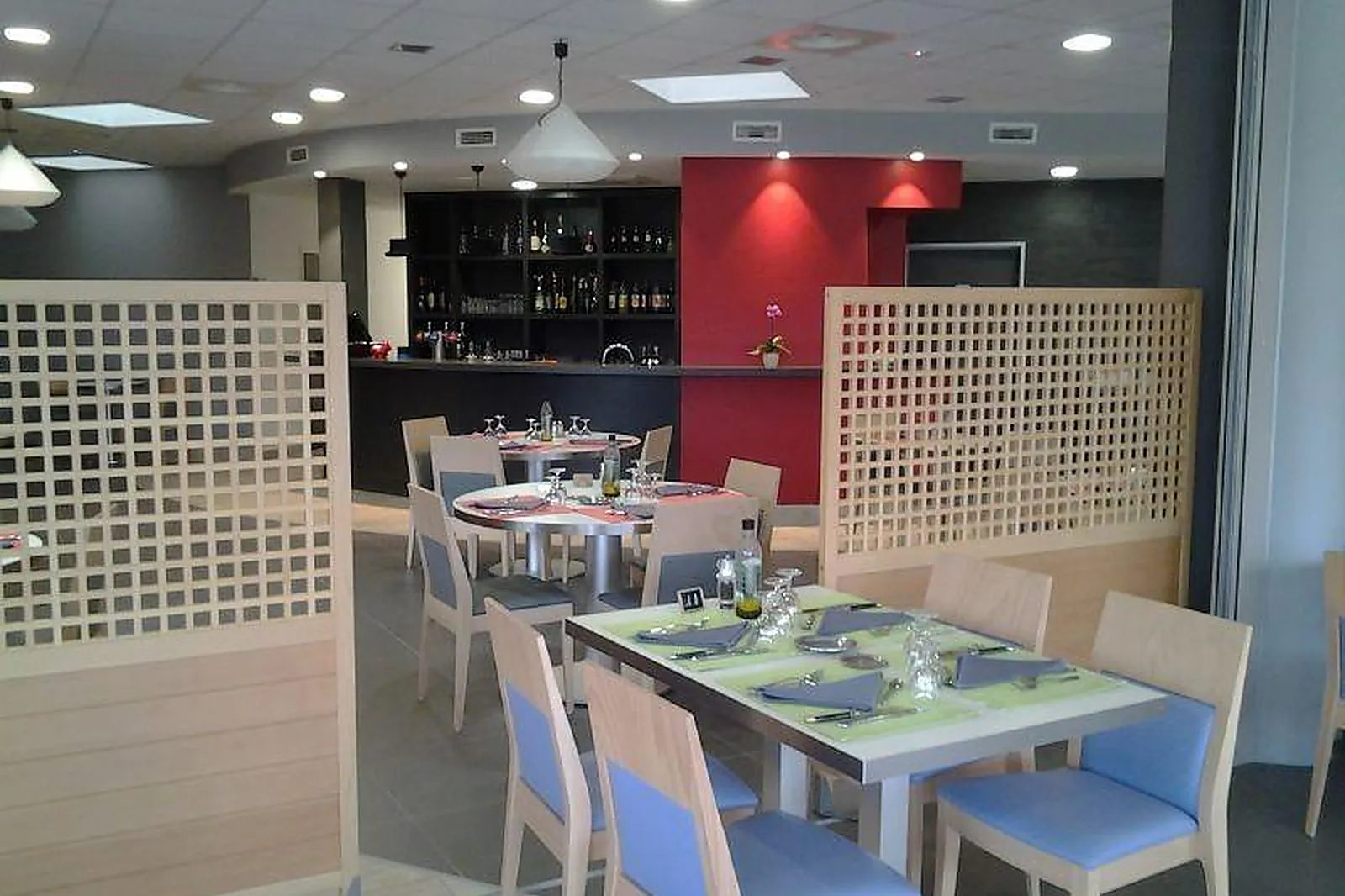 Cafés et Restaurants, RESTAURANTS - SAINT-VULBAS (AIN) : LA ROTONDE