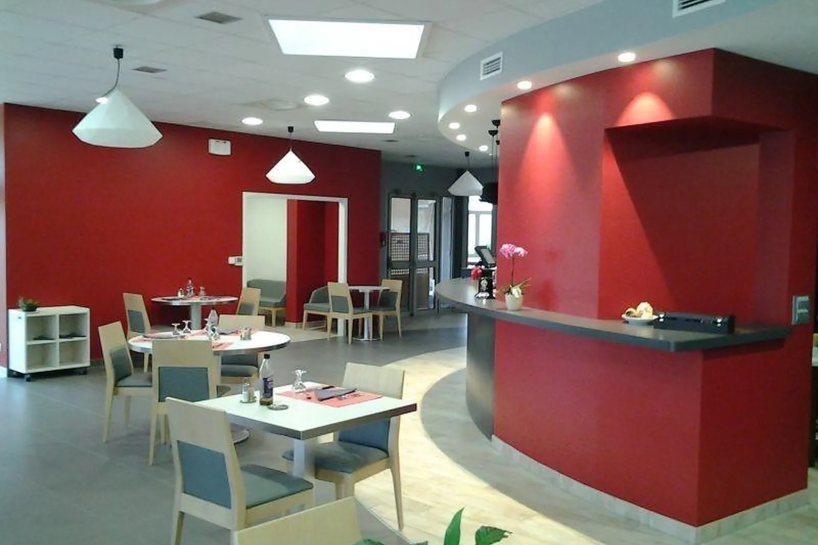 Cafés et Restaurants, RESTAURANTS - SAINT-VULBAS (AIN) : LA ROTONDE