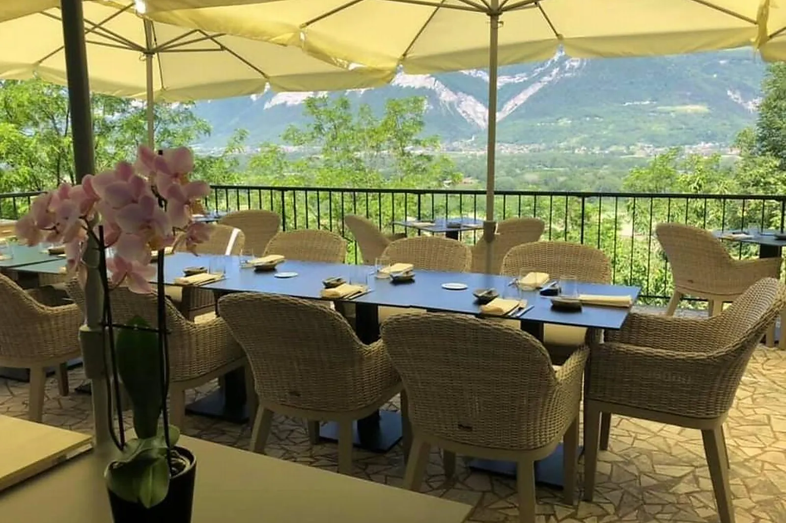 Cafés et Restaurants, RESTAURANTS - TENCIN (ISÈRE) : LA TOUR DES SENS