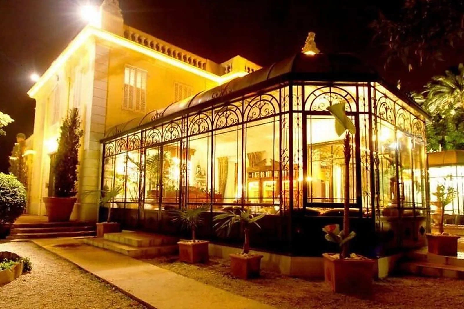 Cafés et Restaurants, RESTAURANTS - TOULON (VAR) : LES PINS PENCHÉS