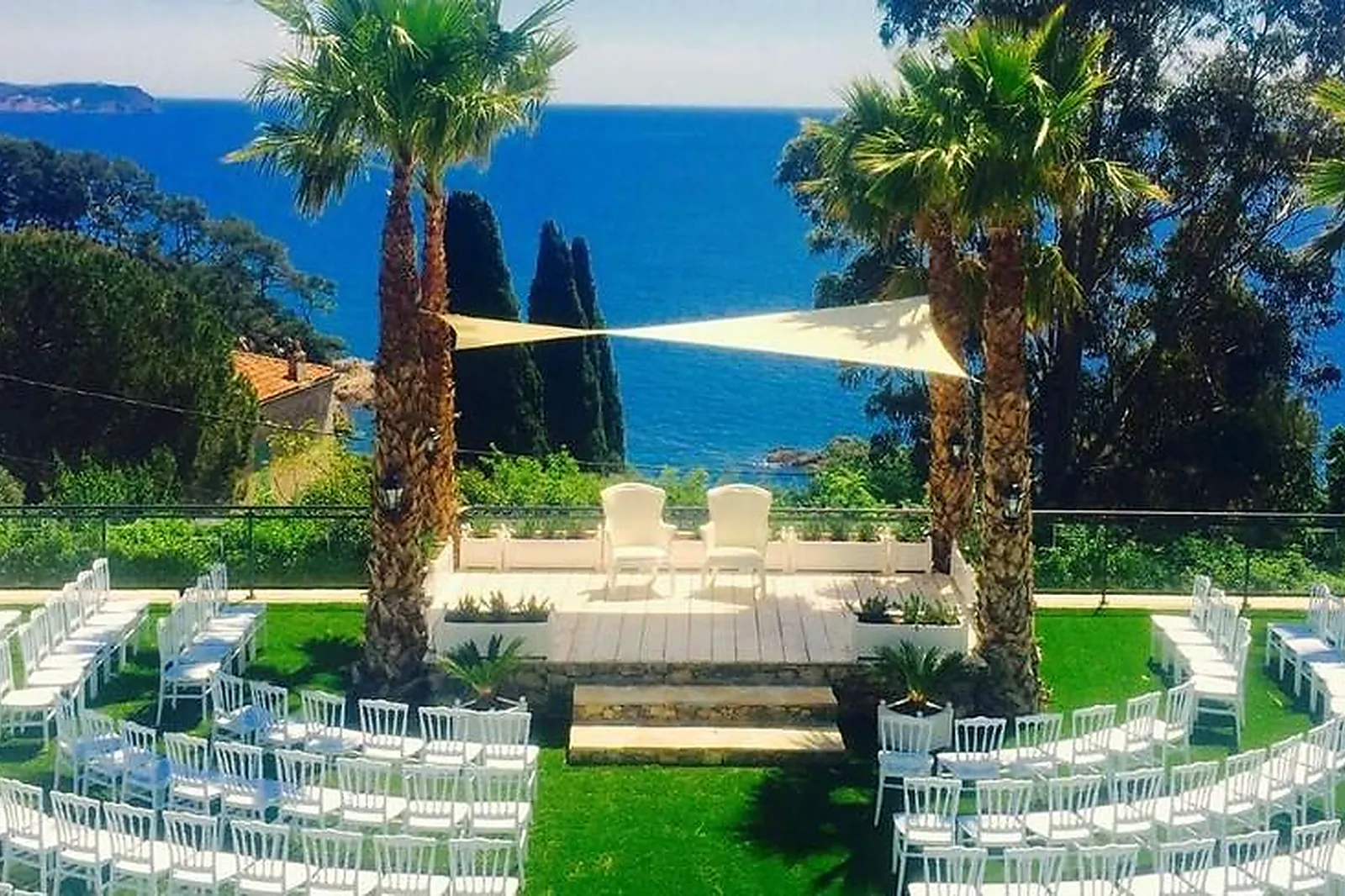 Cafés et Restaurants, RESTAURANTS - TOULON (VAR) : LES PINS PENCHÉS