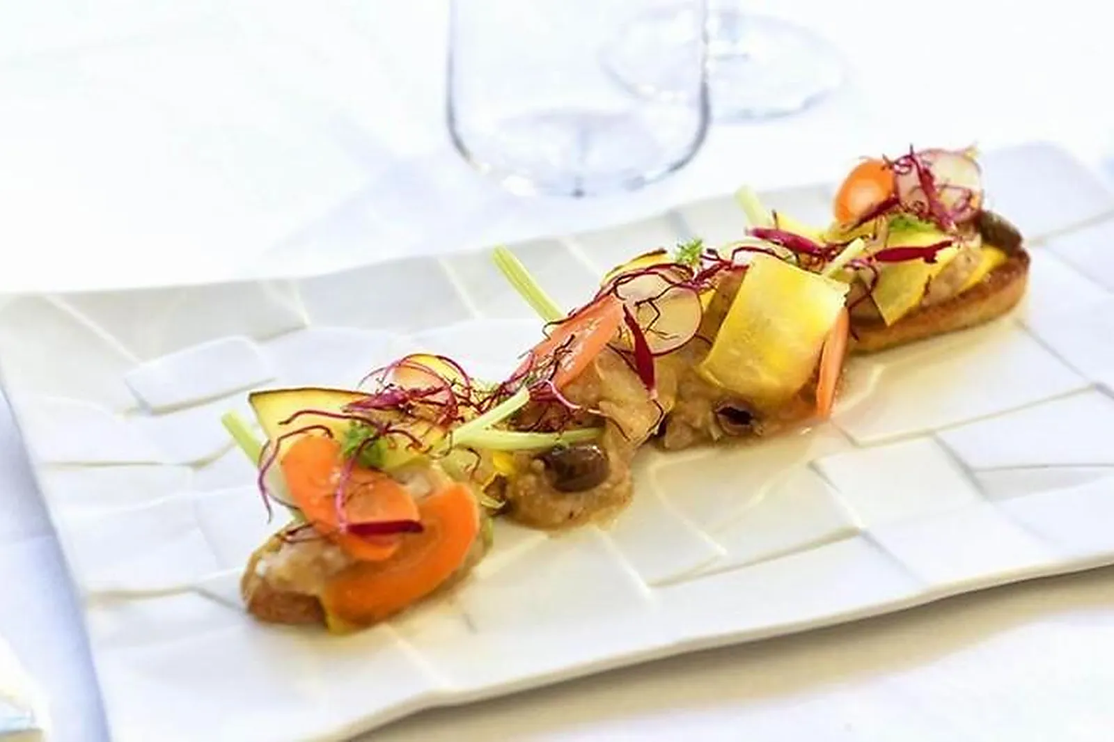 Cafés et Restaurants, RESTAURANTS - TOULON (VAR) : LES PINS PENCHÉS