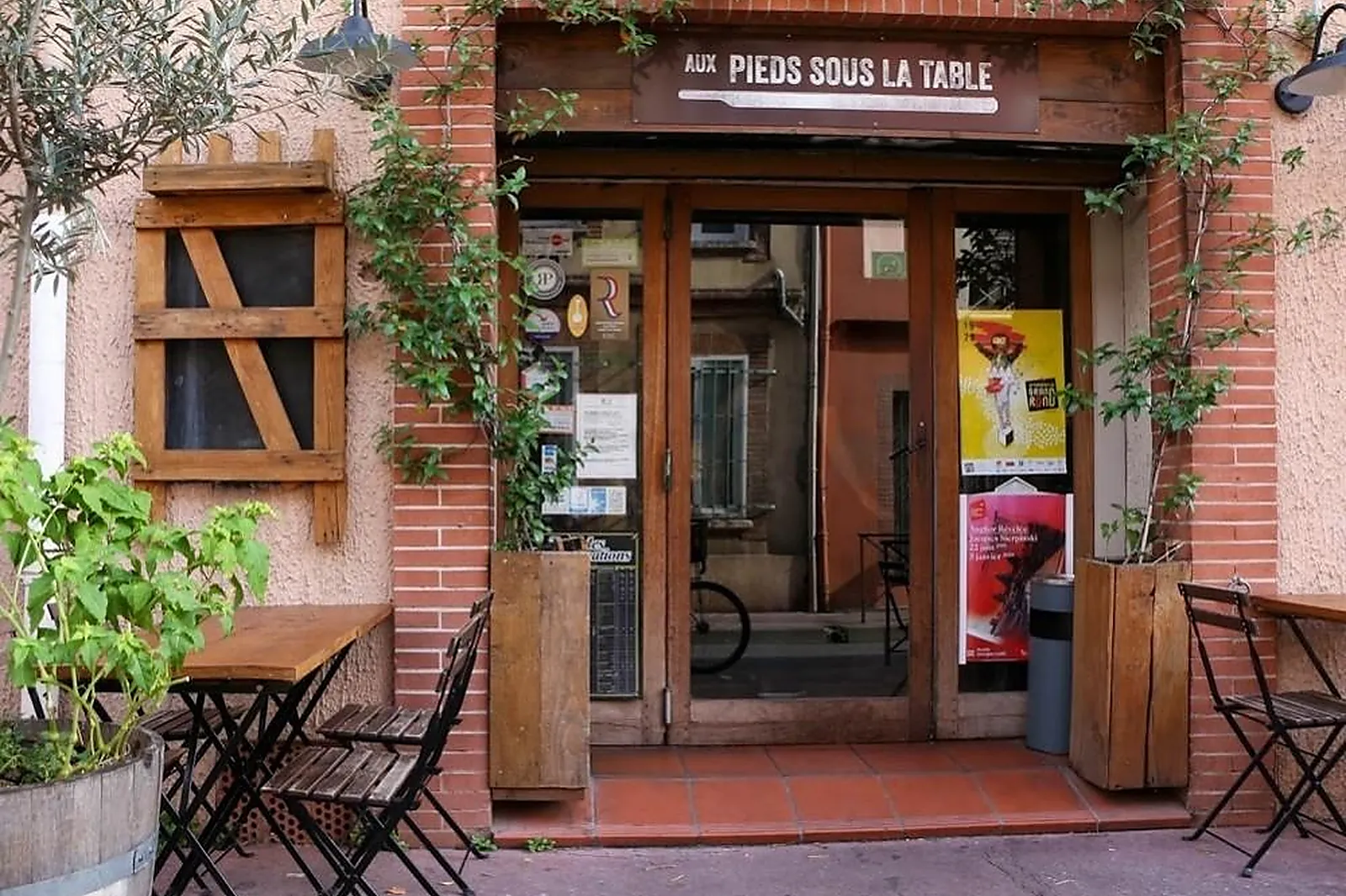 Cafés et Restaurants, RESTAURANTS - TOULOUSE (HAUTE-GARONNE) : AUX PIEDS SOUS LA TABLE