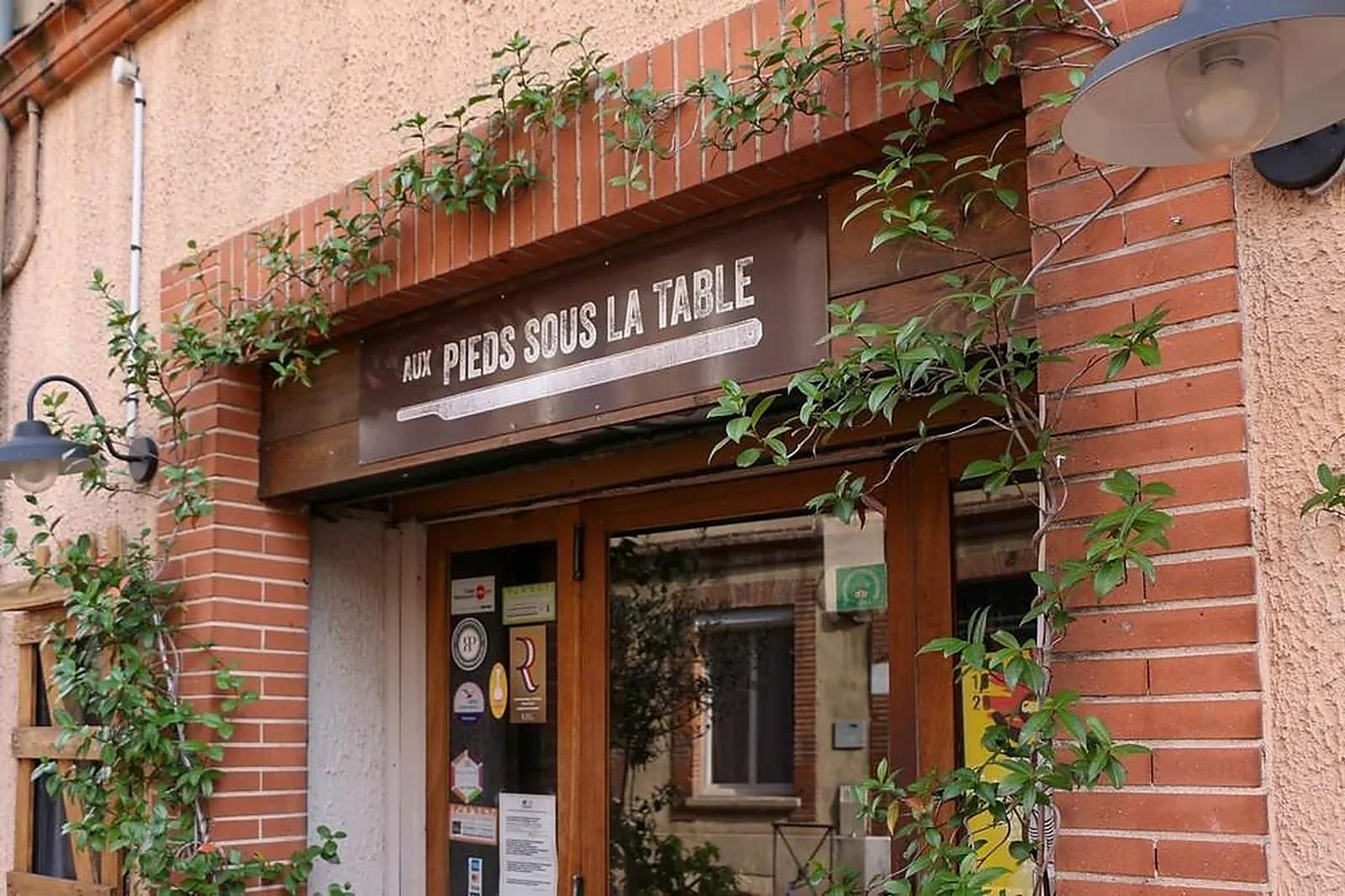 Cafés et Restaurants, RESTAURANTS - TOULOUSE (HAUTE-GARONNE) : AUX PIEDS SOUS LA TABLE