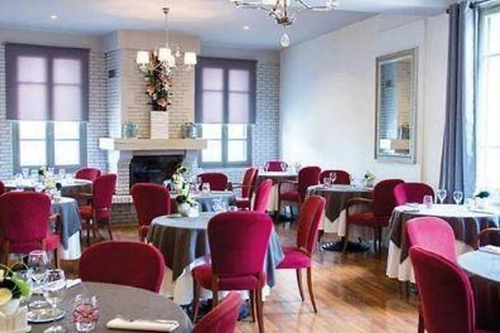 Cafés et Restaurants, RESTAURANTS - TOULOUSE (HAUTE-GARONNE) : LES 4 PETITS COCHONS