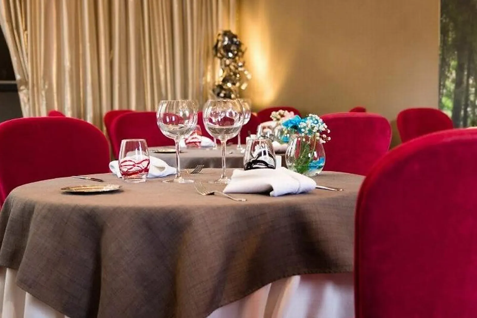 Cafés et Restaurants, RESTAURANTS - TOULOUSE (HAUTE-GARONNE) : LES 4 PETITS COCHONS