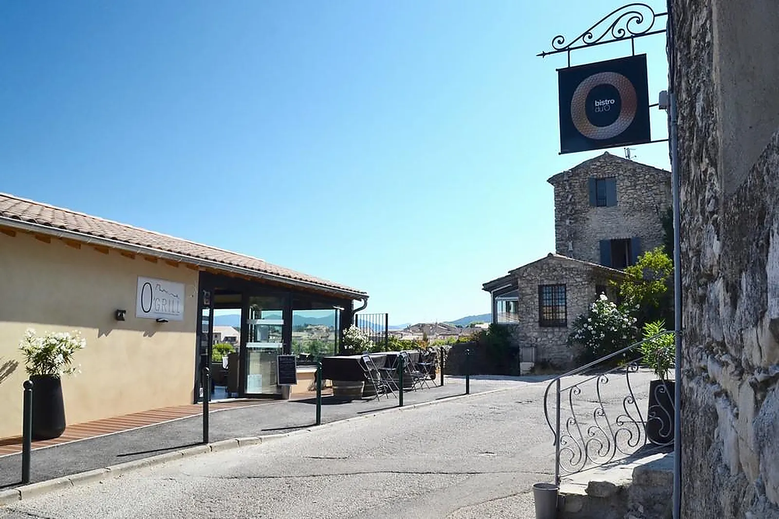 Cafés et Restaurants, RESTAURANTS - VAISON-LA-ROMAINE (VAUCLUSE) : MAISONS DUO