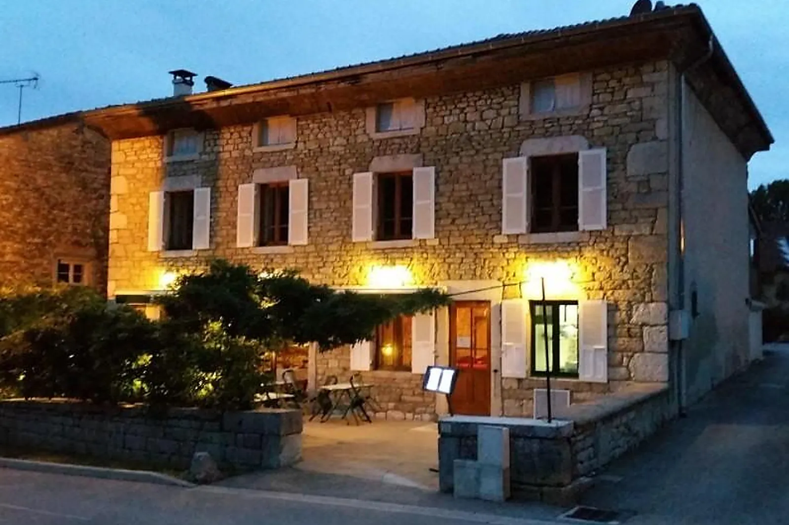 Cafés et Restaurants, RESTAURANTS - VAL-REVERMONT (AIN) : VOYAGE DES SENS