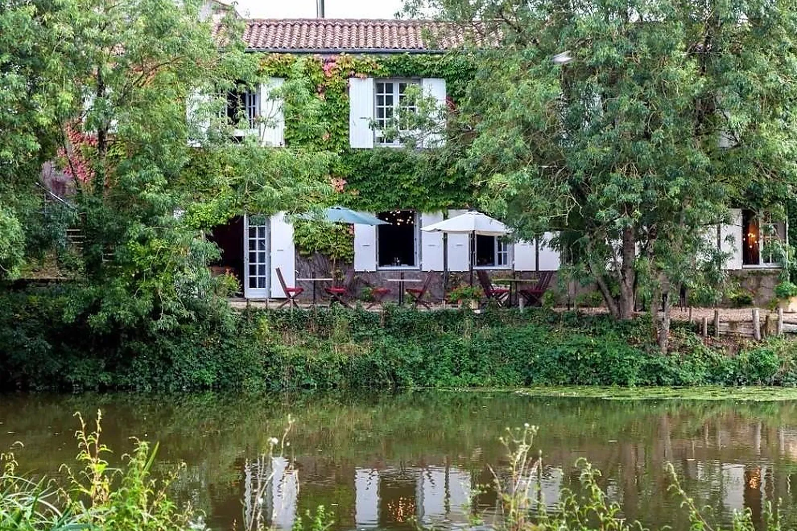 Cafés et Restaurants, RESTAURANTS - VELLUIRE (VENDÉE) : AUBERGE DE LA RIVIÈRE