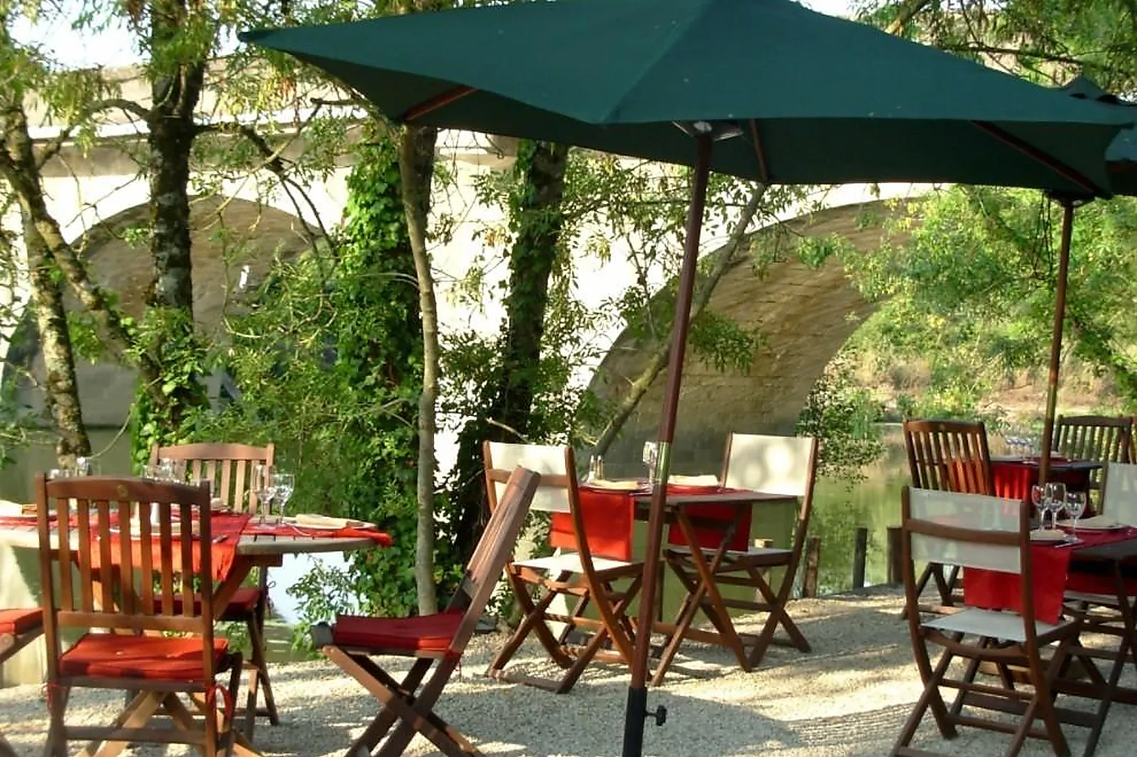 Cafés et Restaurants, RESTAURANTS - VELLUIRE (VENDÉE) : AUBERGE DE LA RIVIÈRE