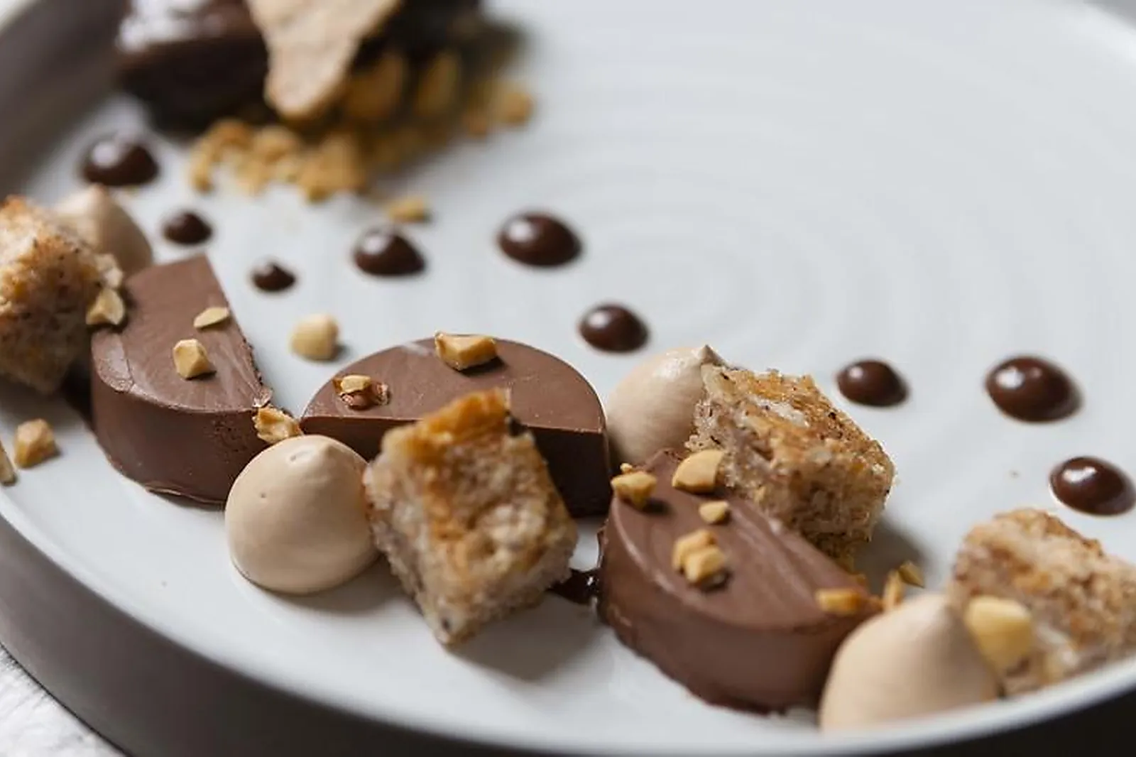 Cafés et Restaurants, RESTAURANTS - VERSAILLES (YVELINES) : CARMEN RESTAURANT ET SALON