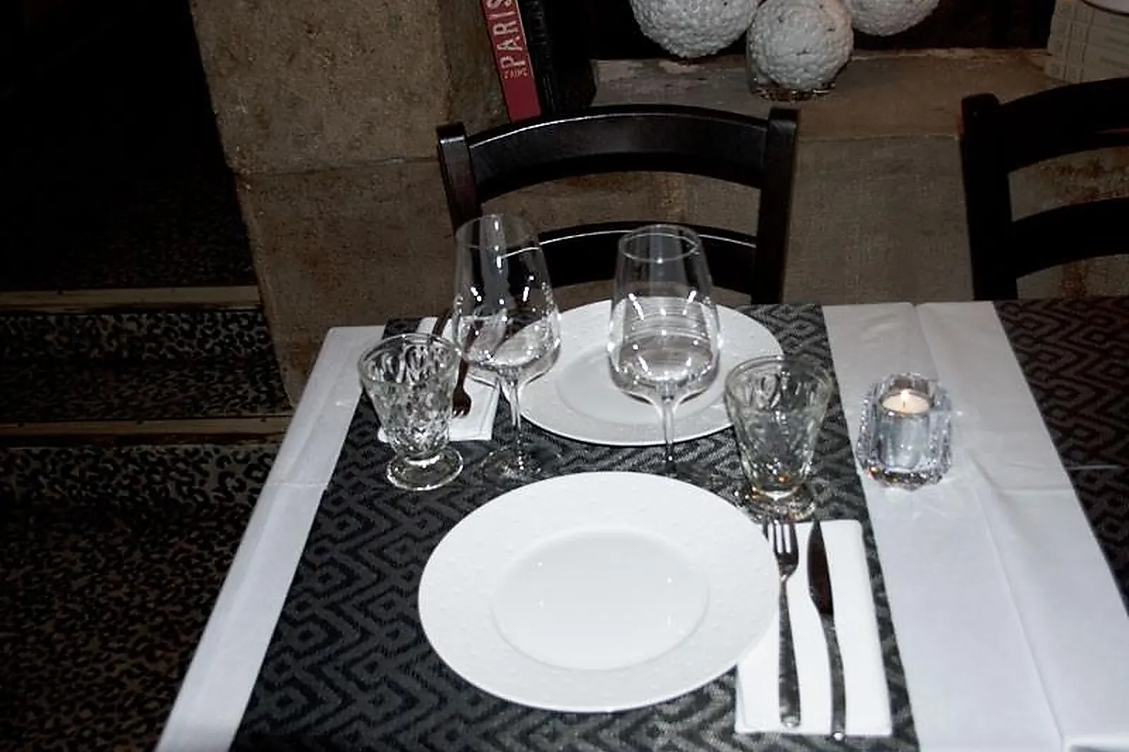 Cafés et Restaurants, RESTAURANTS - VERSAILLLES (YVELINES) : LES TROIS MARCHES