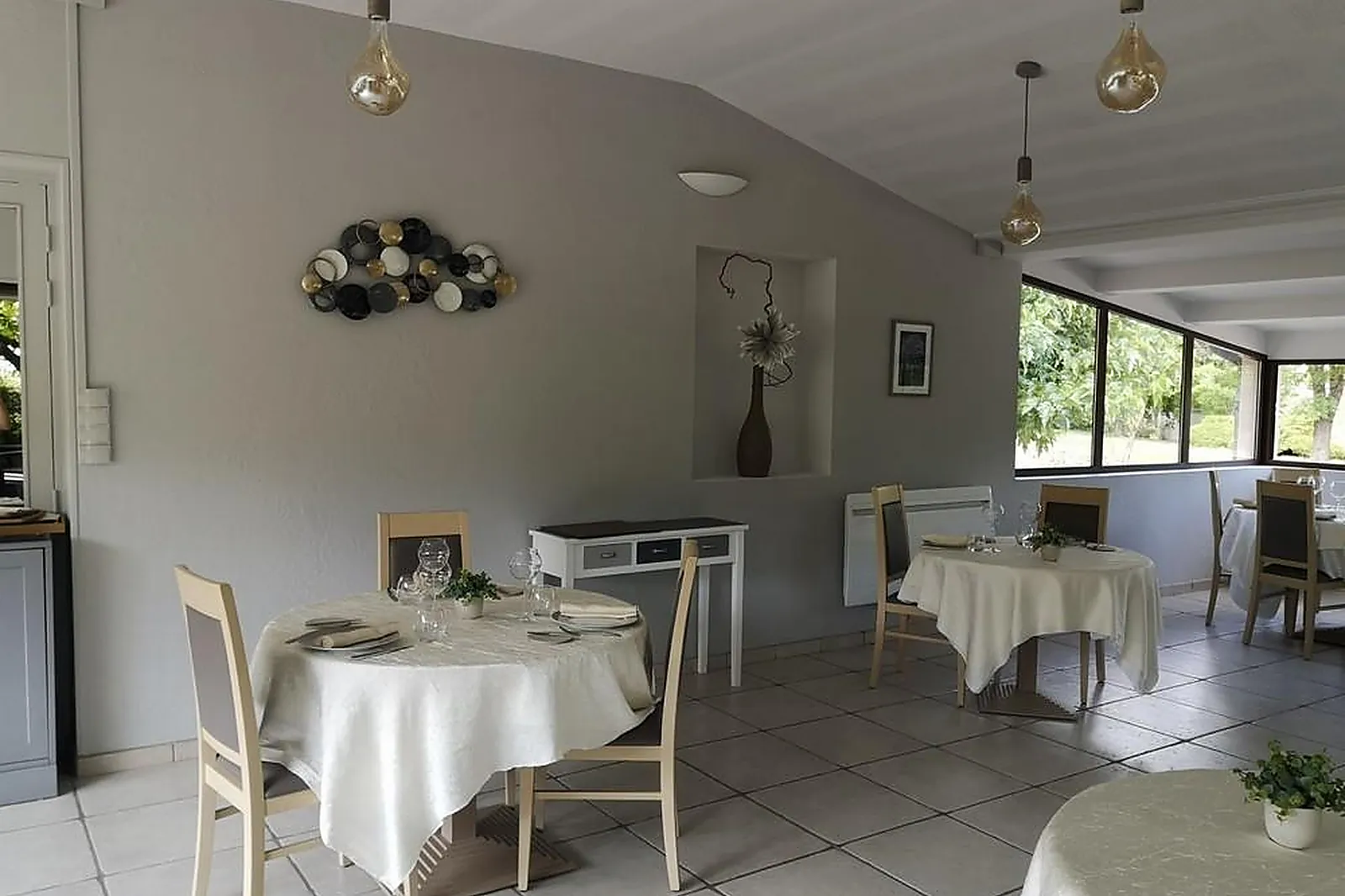 Cafés et Restaurants, RESTAURANTS - VILLENEUVE-DE-BERG (ARDÈCHE) : LA TABLE DE LÉA