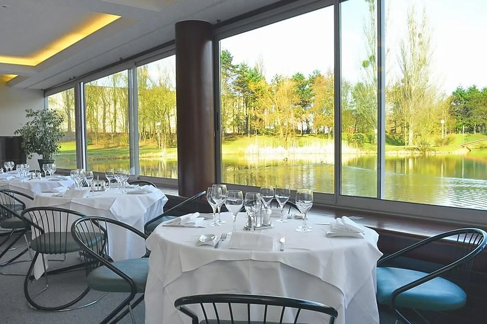 Cafés et Restaurants, RESTAURANTS - VILLENEUVE-LA-GARENNE (HAUTS-DE-SEINE) : LES CHANTERAINES