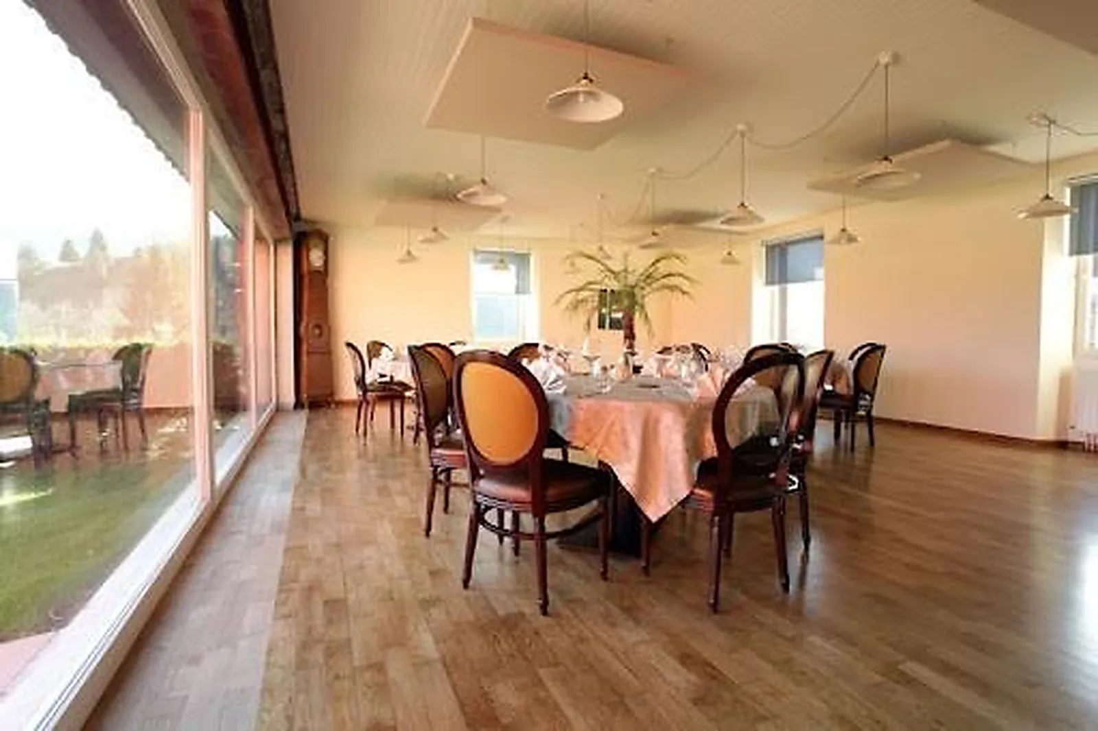 Cafés et Restaurants, RESTAURANTS - VILLE DU PONT (DOUBS) : RESTAURANT ENTRE ROCHES