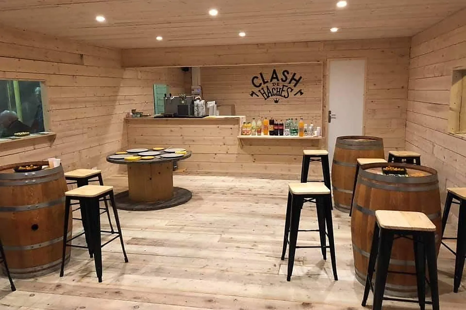 Team building insolite, TEAM BUILDING - SAINT-ETIENNE (LOIRE) : CLASH DE HACHES