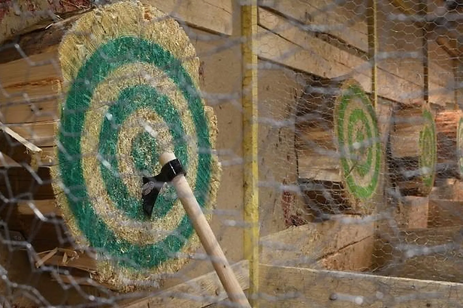 Team building insolite, TEAM BUILDING - SAINT-ETIENNE (LOIRE) : CLASH DE HACHES