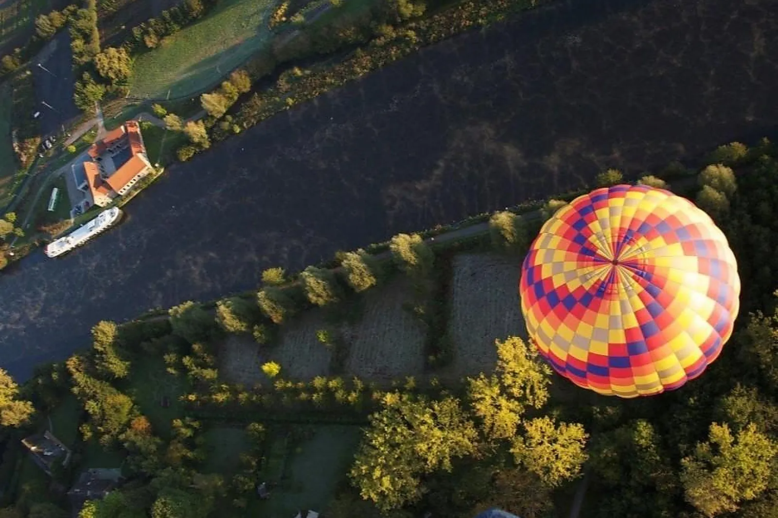 Team building insolite, TEAM BUILDING - WANBRECHIES (NORD) : LES BALLONS MIGRATEURS