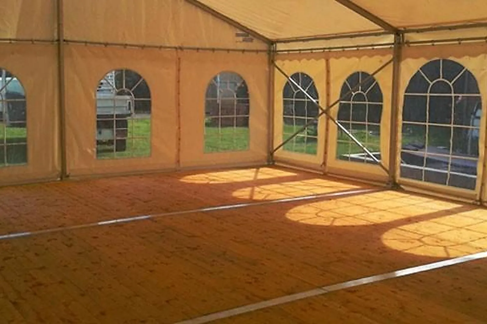 Tente et Chapiteau, TENTES ET CHAPITEAUX - HERMES (OISE) : LHERMINIER LOCATION