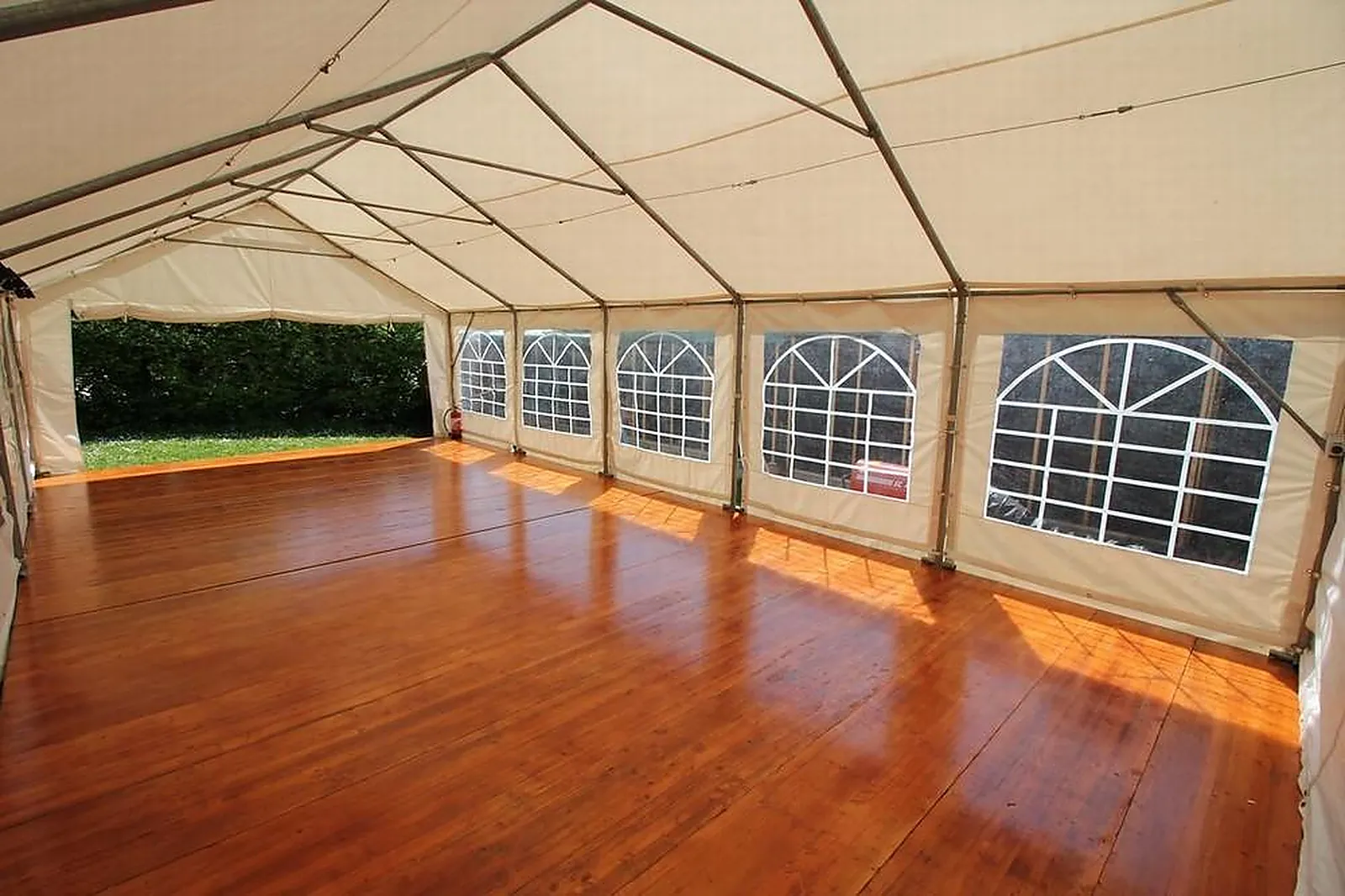 Tente et Chapiteau, TENTES ET CHAPITEAUX - THONON-LES-BAINS (HAUTE-SAVOIE) : LES CHAPITEAUX DU LÉMAN