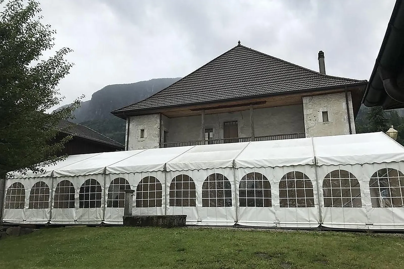 Tente et Chapiteau, TENTES ET CHAPITEAUX - UGINE (SAVOIE) : LES CHAPITEAUX DE SAVOIE