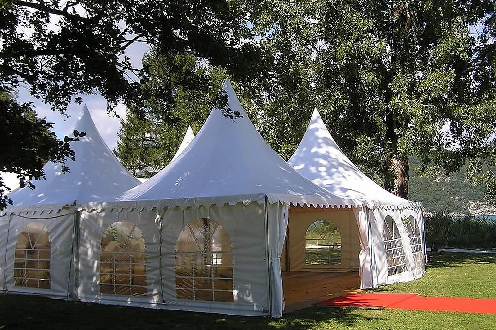 Tente et Chapiteau, TENTES ET CHAPITEAUX - UGINE (SAVOIE) : LES CHAPITEAUX DE SAVOIE