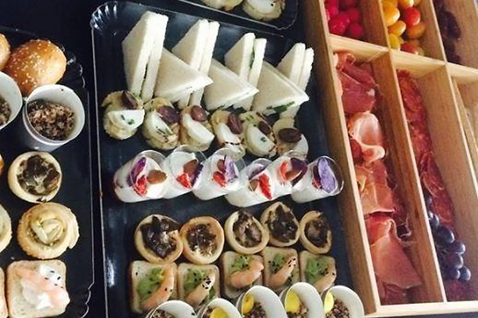 Aquitaine-Limousin-Poitou-Charentes, TRAITEURS - BORDEAUX (GIRONDE) : ROSE ET VIOLETTE