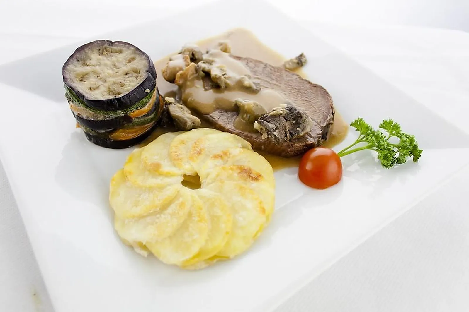 Auvergne-Rhône-Alpes, TRAITEURS - EBREUIL (ALLIER) : LE GOURMET FIOLANT