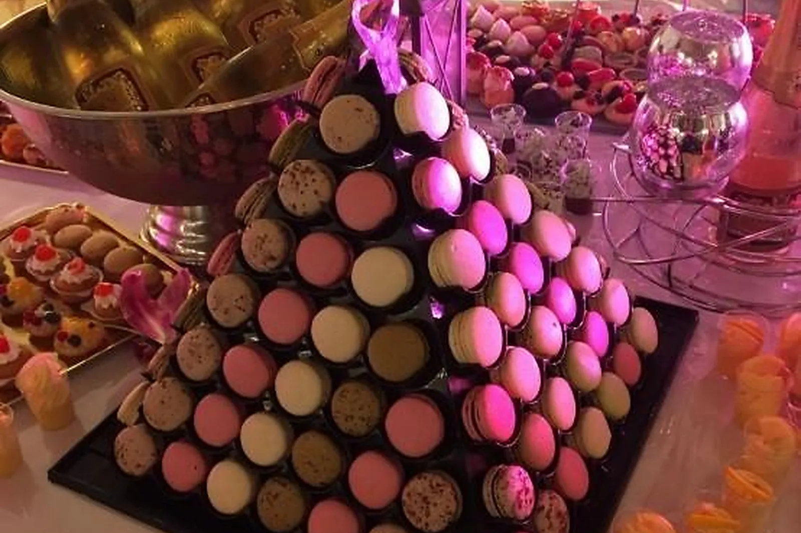 Bretagne, TRAITEURS - ERGUE-GABERIC (FINISTÈRE) : LOCH LAË