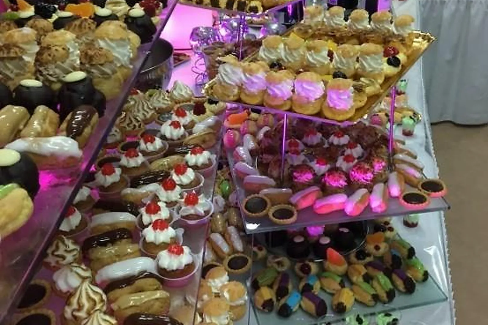 Bretagne, TRAITEURS - ERGUE-GABERIC (FINISTÈRE) : LOCH LAË