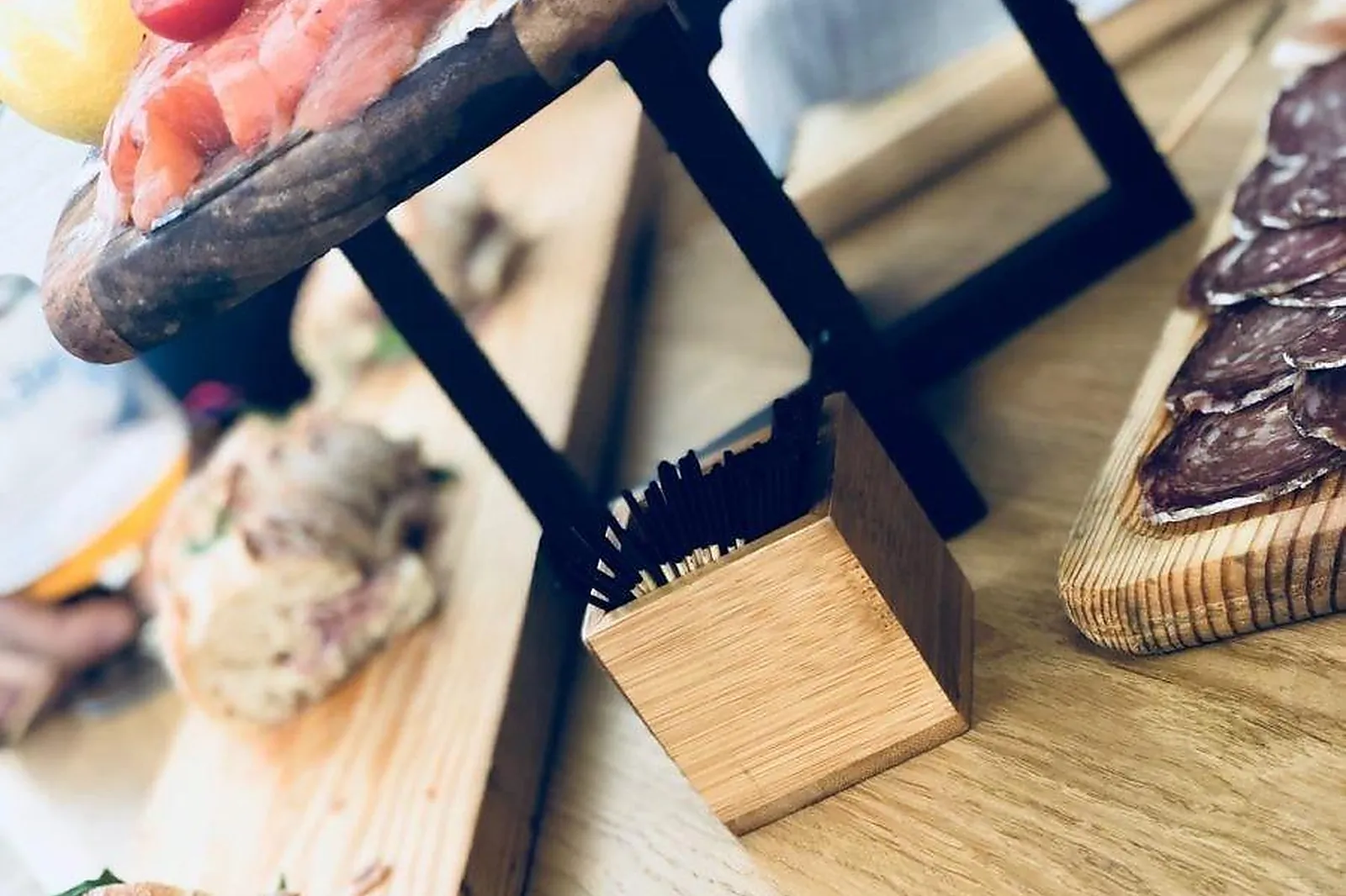 Aquitaine-Limousin-Poitou-Charentes, TRAITEURS - EYSINES (GIRONDE) : LES DEUX COUDES SUR LA TABLE