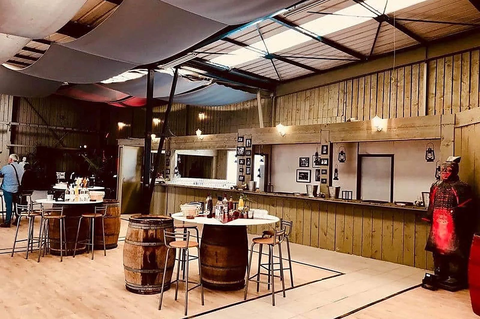 Aquitaine-Limousin-Poitou-Charentes, TRAITEURS - EYSINES (GIRONDE) : LES DEUX COUDES SUR LA TABLE