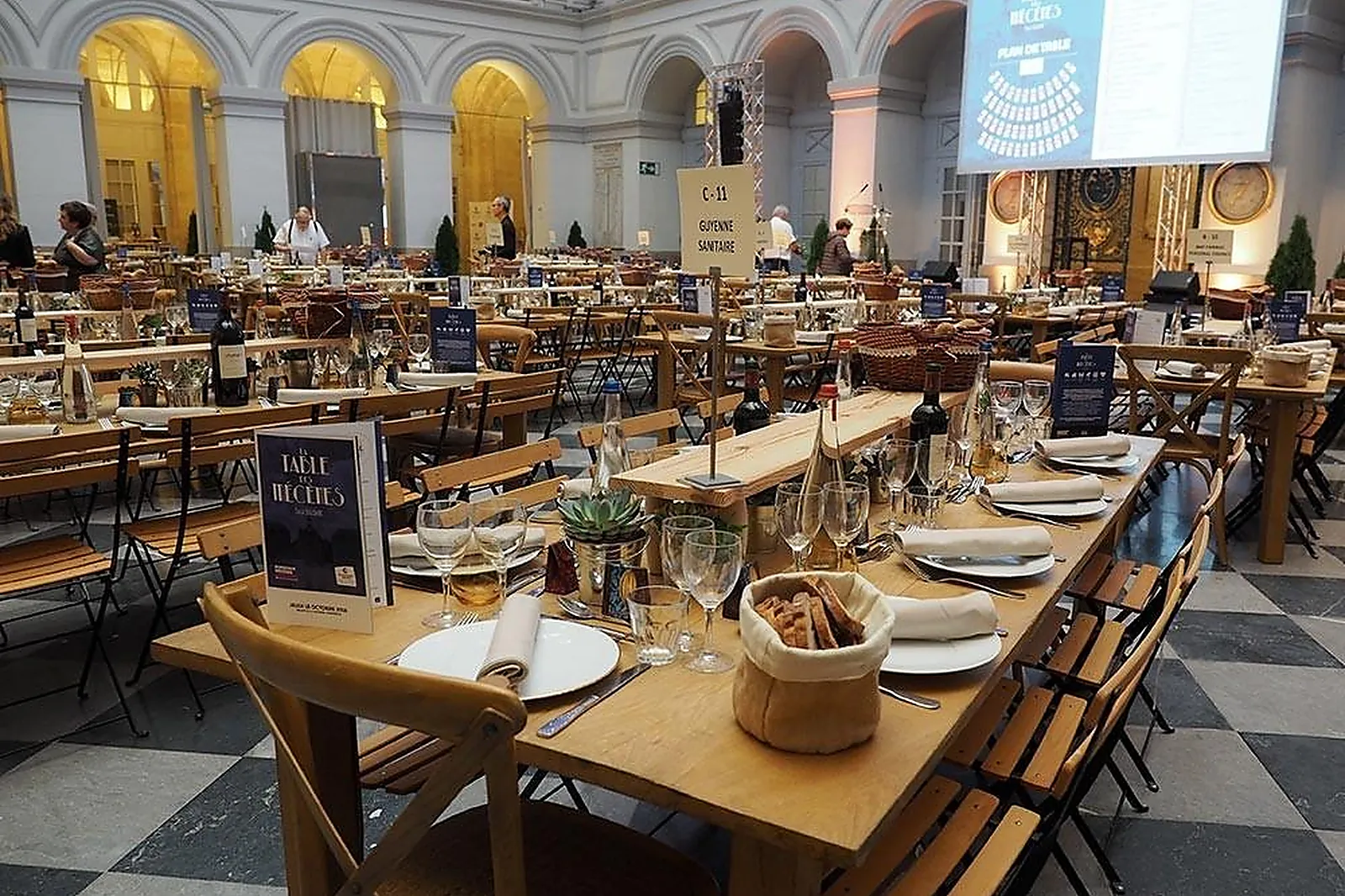 Aquitaine-Limousin-Poitou-Charentes, TRAITEURS - EYSINES (GIRONDE) : LES DEUX COUDES SUR LA TABLE