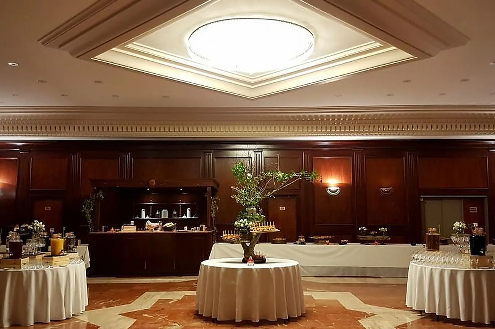 Auvergne-Rhône-Alpes, TRAITEURS - LAPALISSE (ALLIER) : LES TABLIERS ROUGES