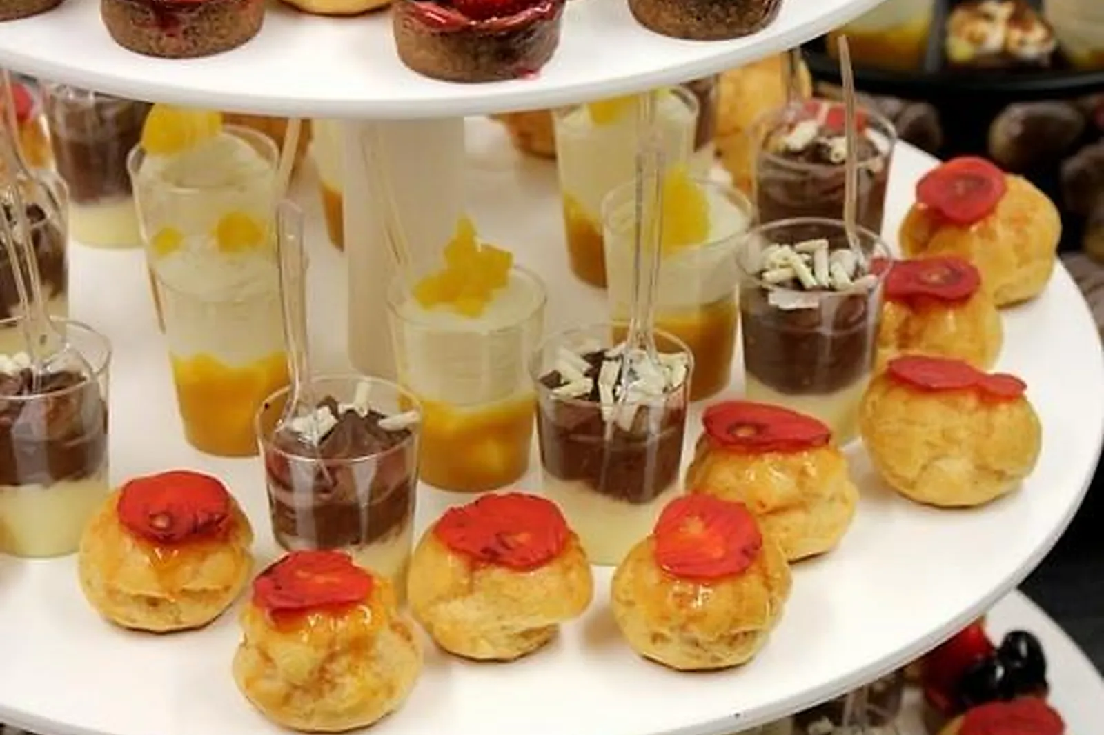 Auvergne-Rhône-Alpes, TRAITEURS - LAPALISSE (ALLIER) : LES TABLIERS ROUGES