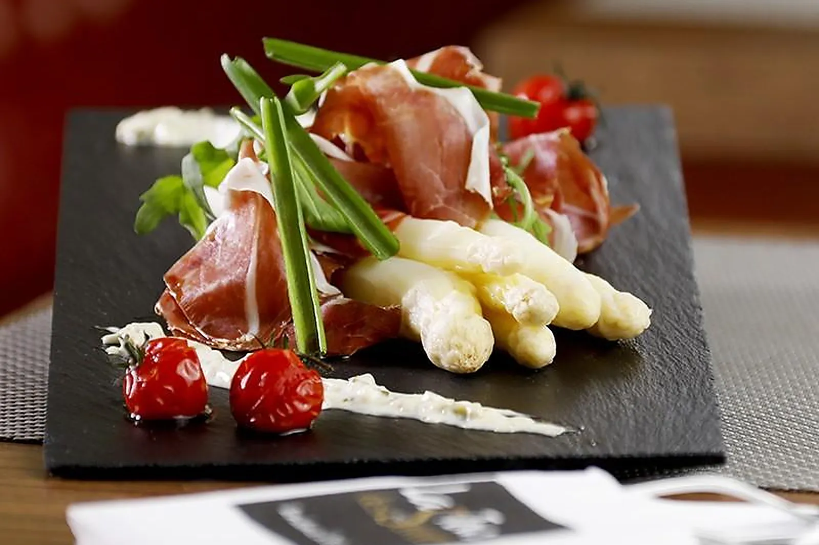 Auvergne-Rhône-Alpes, TRAITEURS - TOUR-DE-SALVAGNY (RHÔNE) : LA TOUR DES SAVEURS