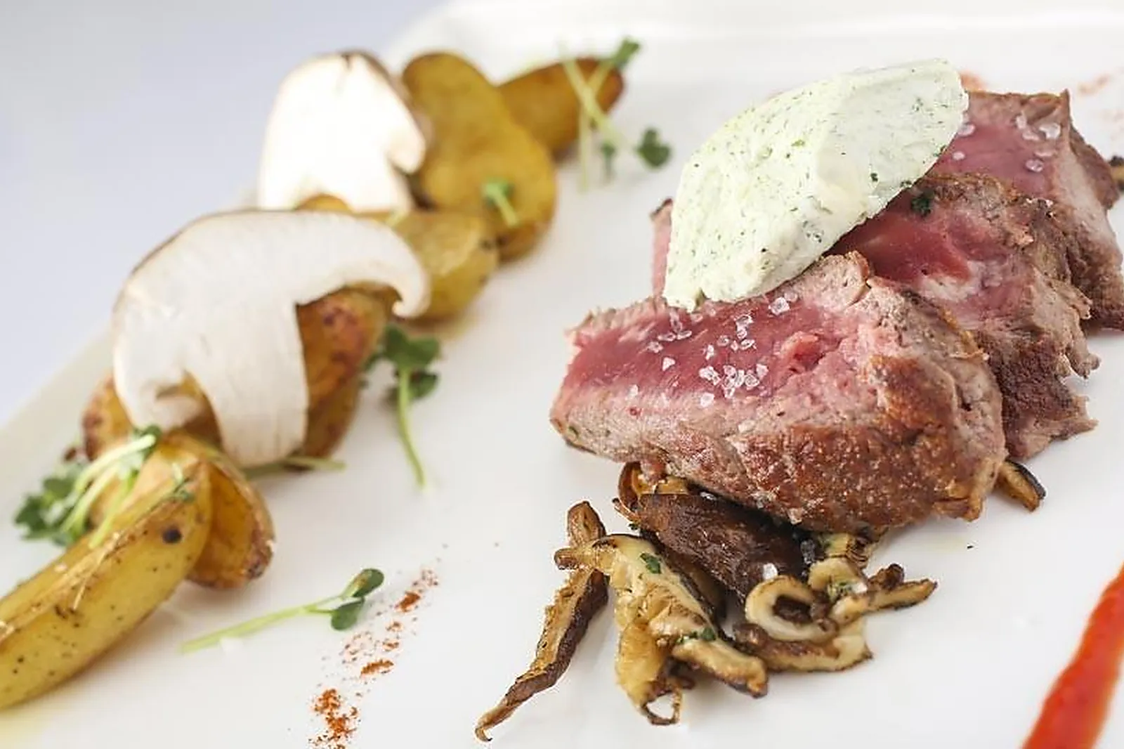 Auvergne-Rhône-Alpes, TRAITEURS - TOUR-DE-SALVAGNY (RHÔNE) : LA TOUR DES SAVEURS