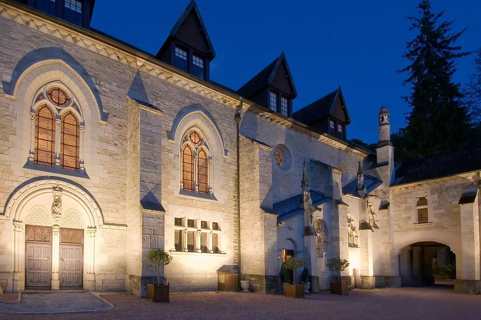Abbaye, ABBAYE DE LA BUSSIÈRE