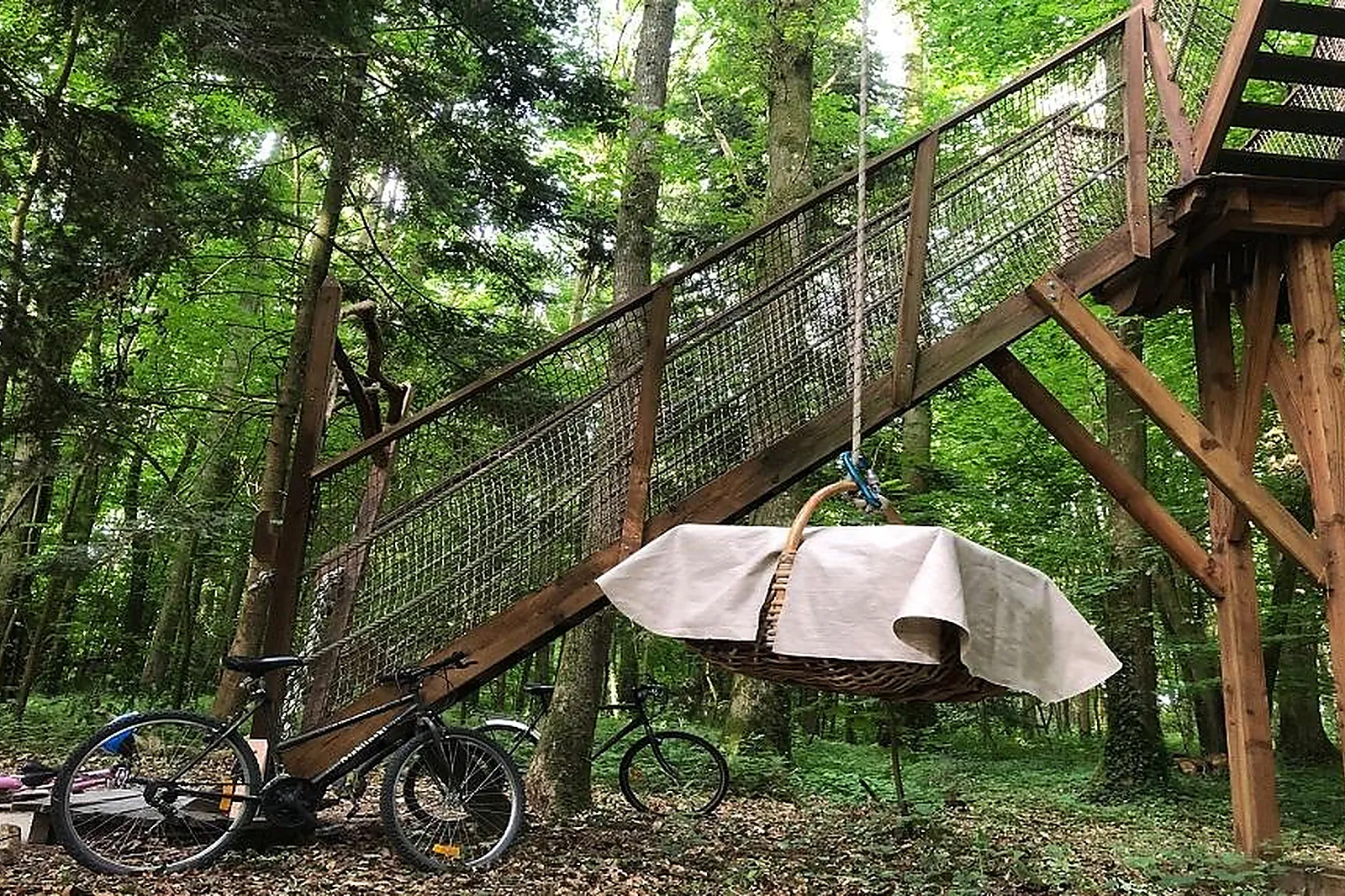 Lieux événementiels, CABANES DANS LES ARBRES DE LA GRANDE NOË