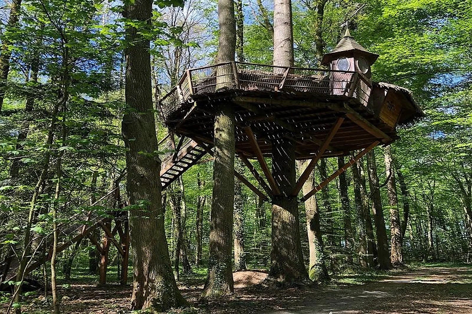 Lieux événementiels, CABANES DANS LES ARBRES DE LA GRANDE NOË