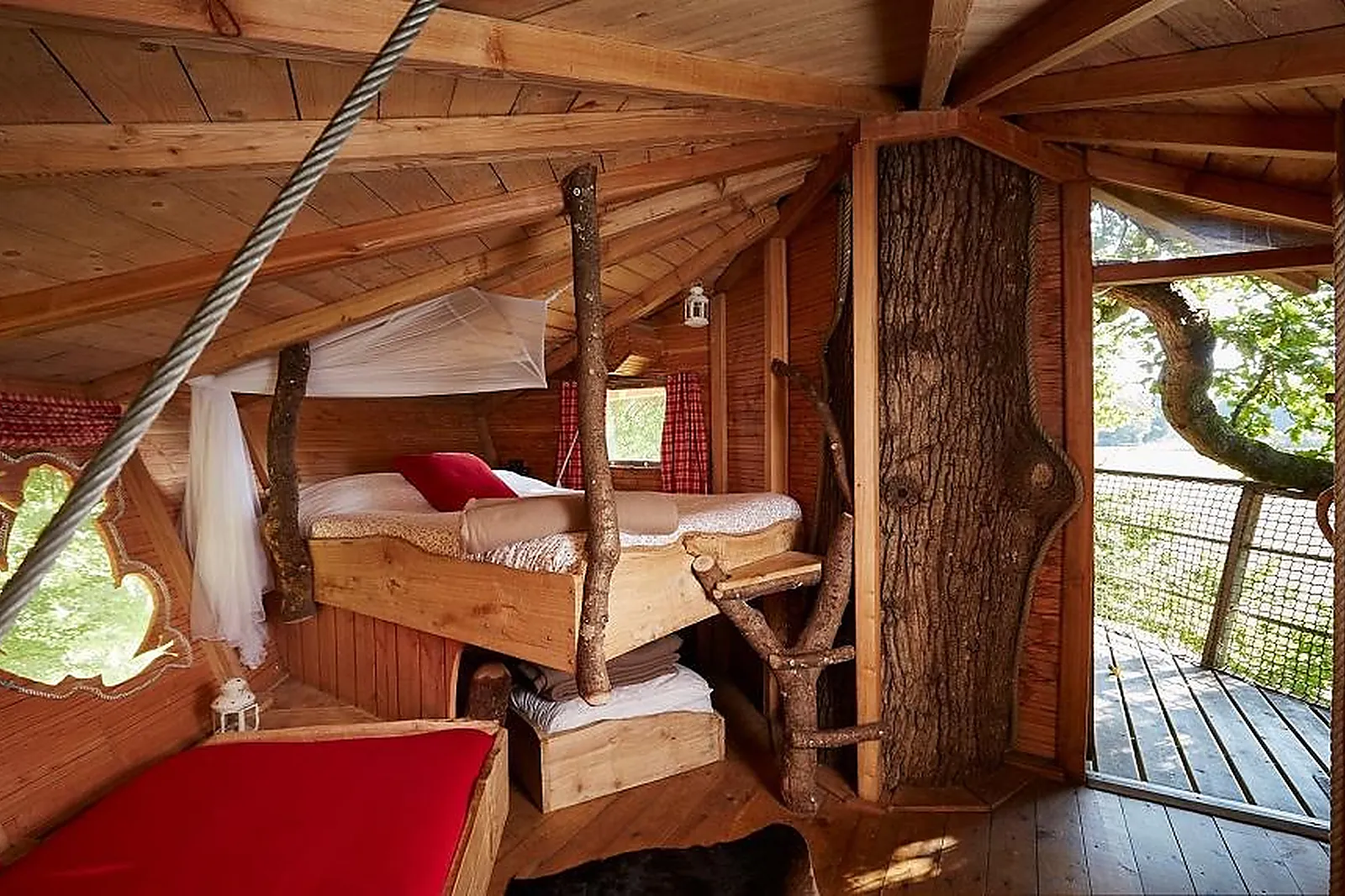 Lieux événementiels, CABANES DANS LES ARBRES DE LA GRANDE NOË