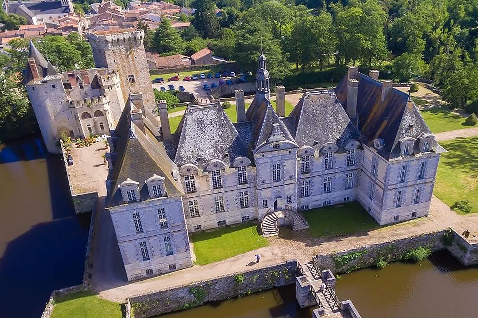 Lieux événementiels, CHÂTEAU DE SAINT-LOUP-SUR-THOUET