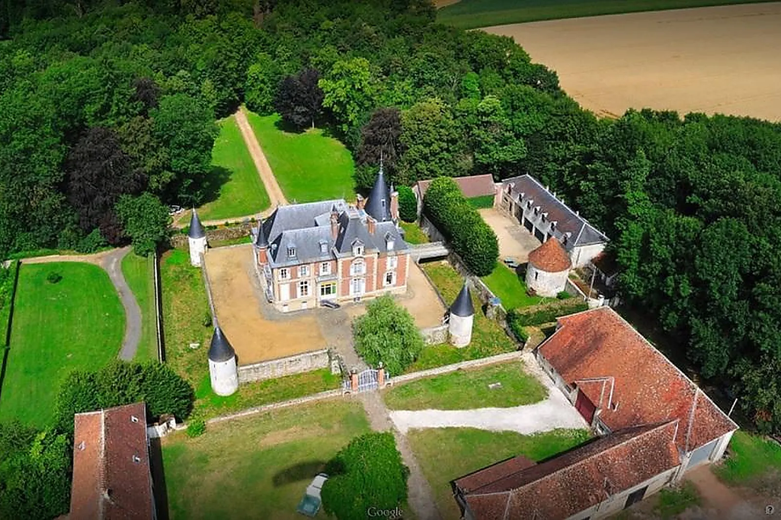 Lieux événementiels, CHÂTEAU DE LA HOUSSIÈRE