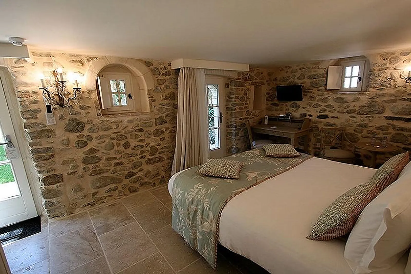 Lieux événementiels, CHÂTEAU LES OLIVIERS DE SALETTES - HOTEL - RESTAURANT - SPA