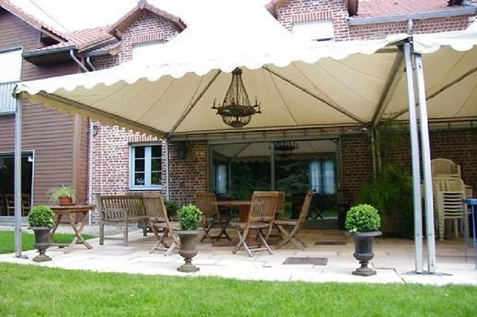 Lieu haut de gamme, FONTAINE D'INVILLE