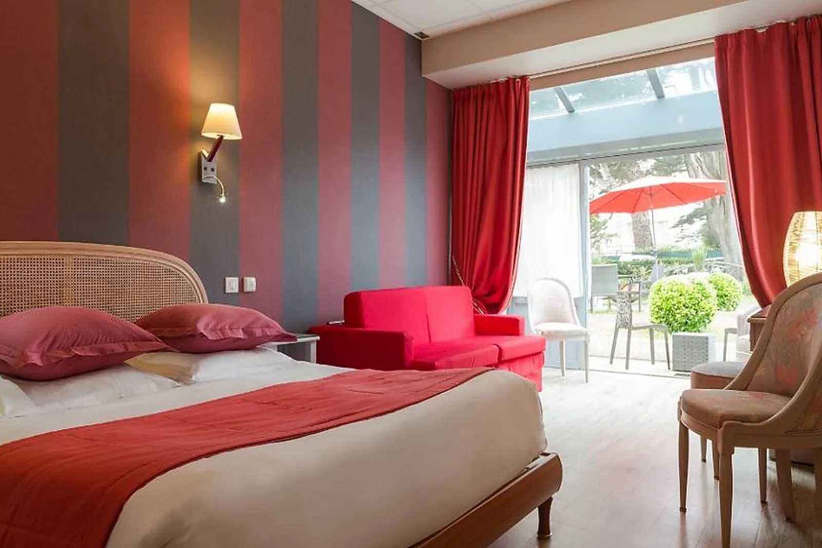 Lieux événementiels, GRAND HÔTEL DE COURTOISVILLE - PISCINE & SPA