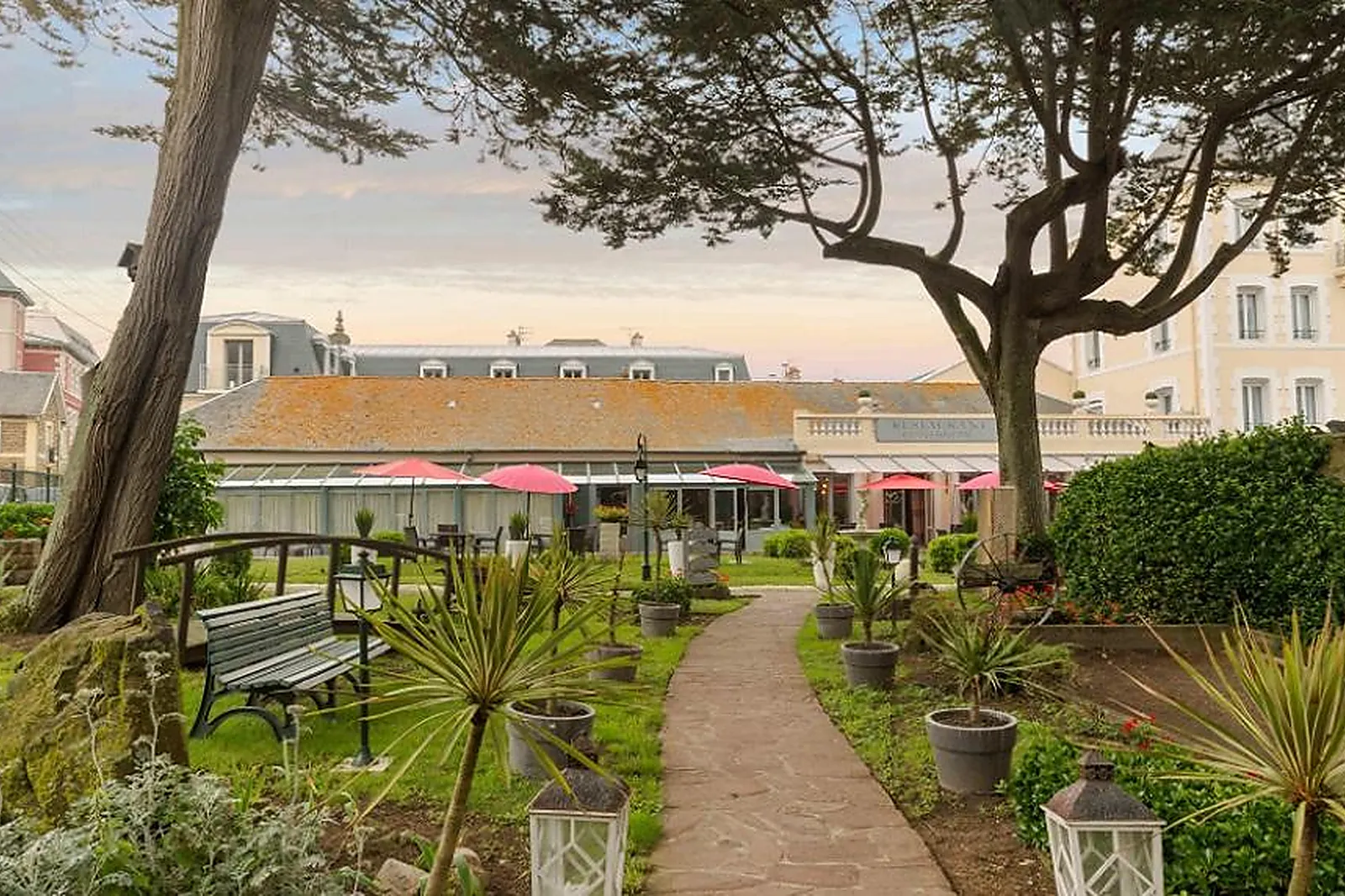 Lieux événementiels, GRAND HÔTEL DE COURTOISVILLE - PISCINE & SPA